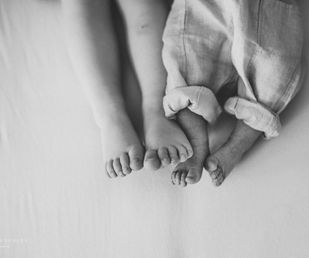 newborn-photography-with-siblings